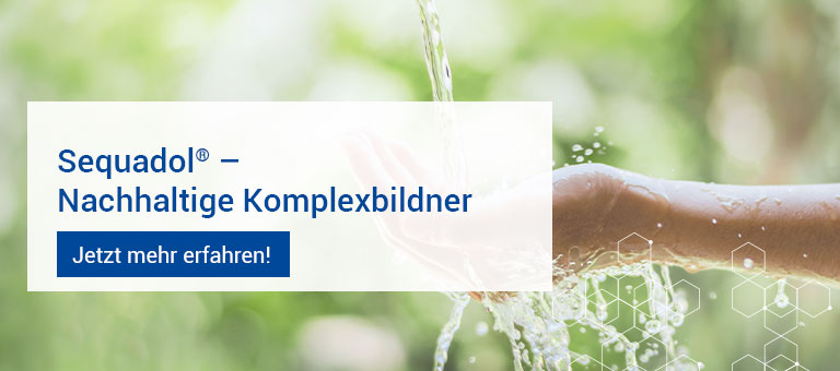 Fließendes Wasser über Hände als Symbol für nachhaltige Komplexbildner auf GLDA- und MGDA-Basis