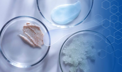 Petrischalen mit verschiedenen festen Rohstoffen als Teaser für Blog-Beitrag pH-Regulatoren und Särungsmittel