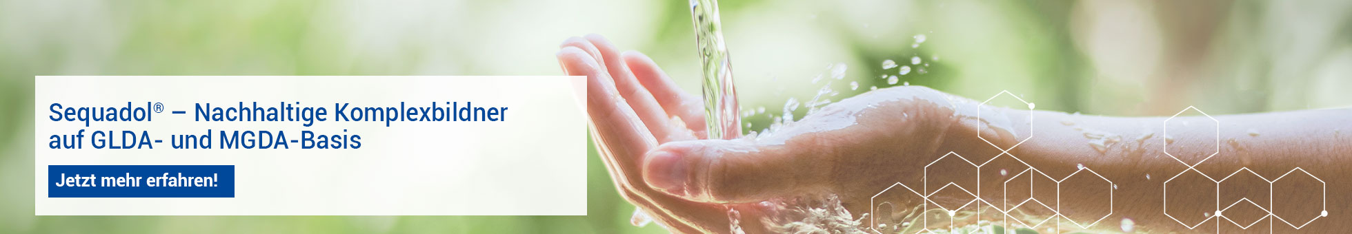 Fließendes Wasser über Hände als Symbol für nachhaltige Komplexbildner auf GLDA- und MGDA-Basis