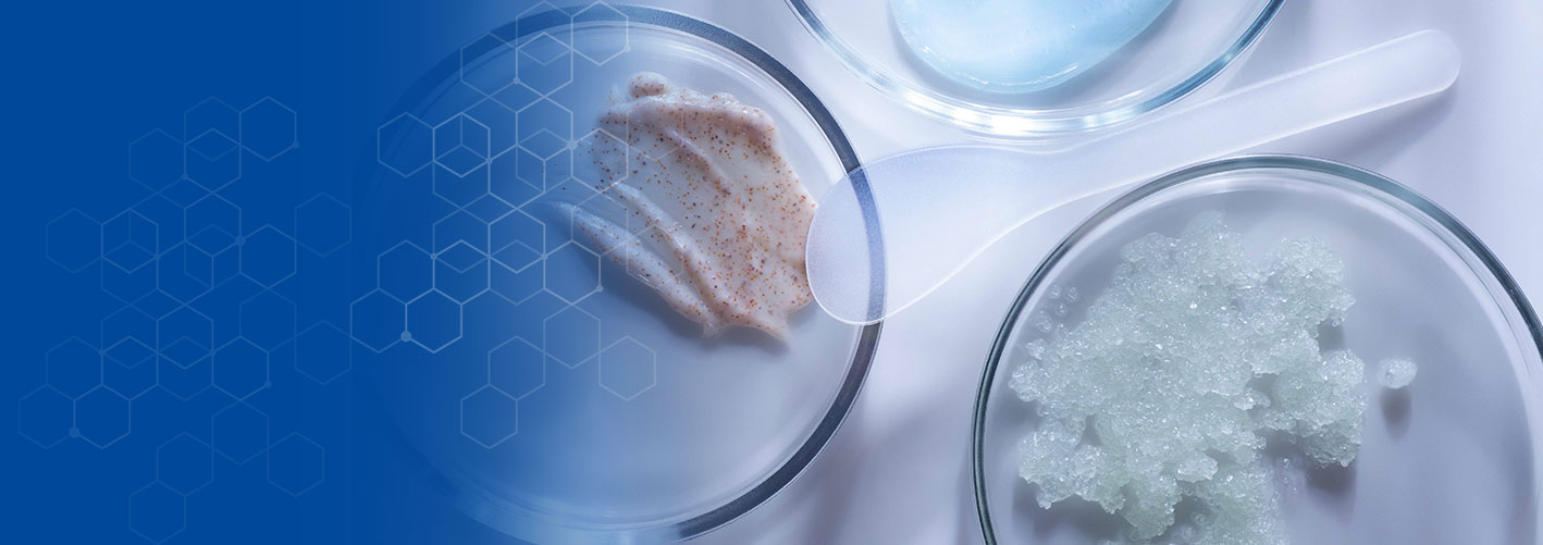 #EcocertReady: pH-Regulatoren & Säurungsmittel Petrischalen mit verschiedenen festen Rohstoffen als Motiv für Blog-Beitrag pH-Regulatoren und Särungsmittel