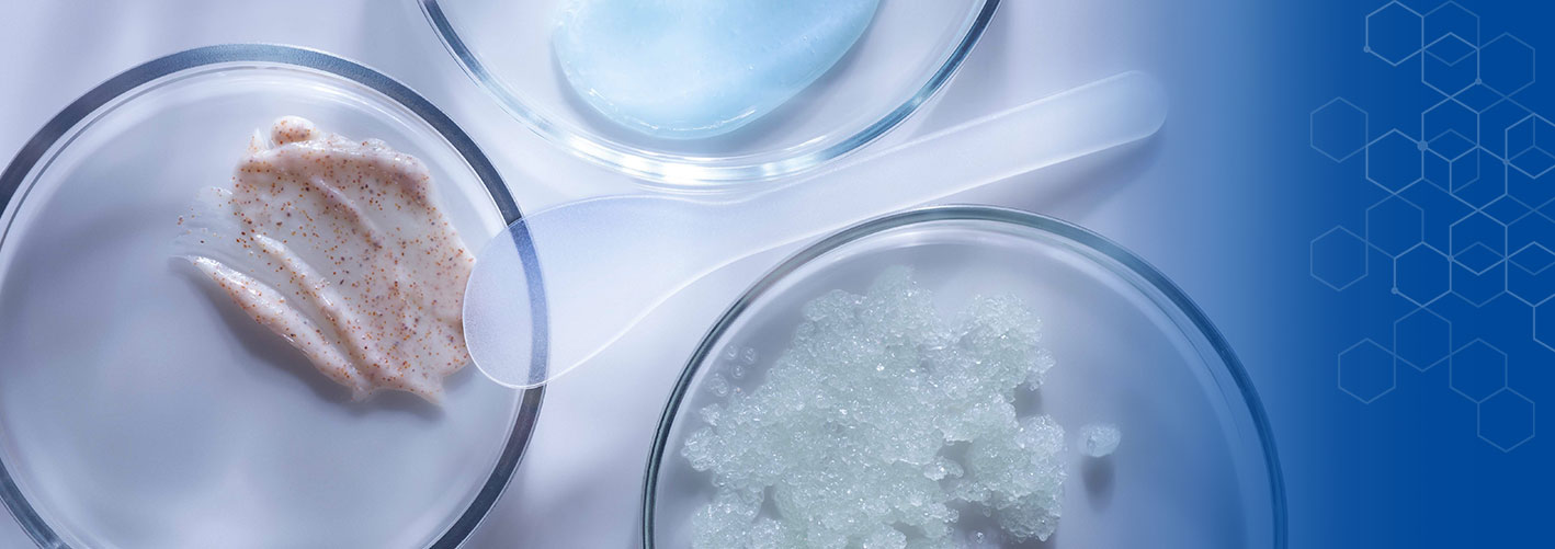 Petrischalen mit verschiedenen festen Rohstoffen als Motiv für Blog-Beitrag pH-Regulatoren und Särungsmittel