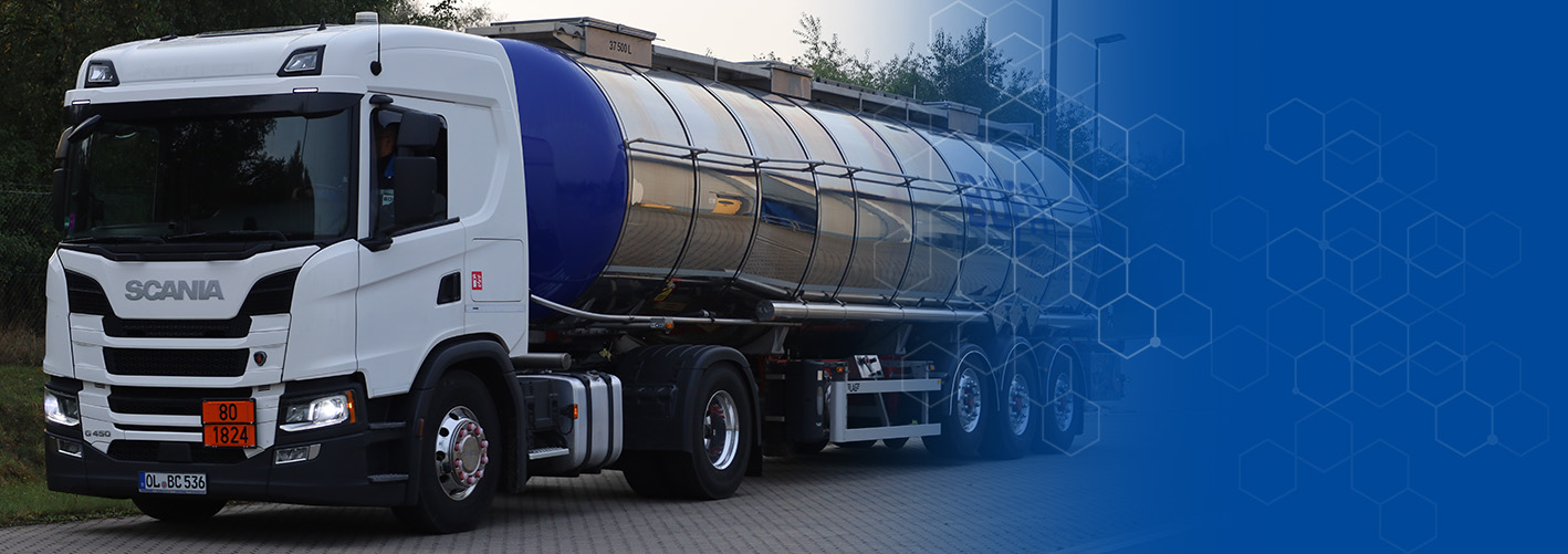 Neue Investition in unseren Fuhrpark Unser Fuhrpark wächst: Mit einem neuen Tankwagen liefern wir Natronlauge jetzt noch sicherer und flexibler direkt zu Ihnen.